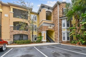 10017 Courtney Palms Blvd #304, TAMPA