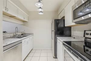 4004 NESTLE OAKS PLACE, TAMPA, FL 33613 - MLS#MFRTB8456219