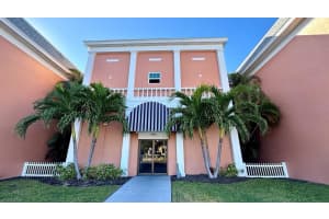 1900 68th St N #106, ST PETERSBURG