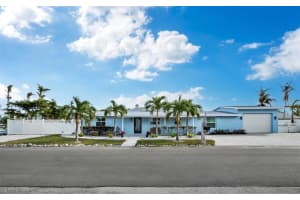 744 Jungle Queen Way, LONGBOAT KEY