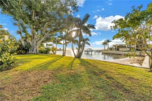 11 BRIGHTWATERS CIRCLE, ST PETERSBURG, FL 33704 - MLS#MFRTB8471118