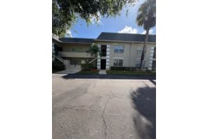 68 Country Club Dr, LARGO