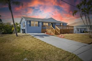 827 SEABREEZE DRIVE, RUSKIN, FL 33570 - MLS#MFRTB8475129