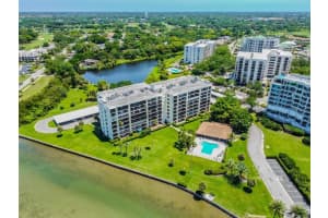 100 Oakmont Ln #106, BELLEAIR