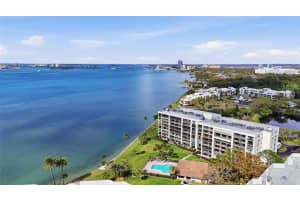 100 Oakmont Ln #102, BELLEAIR