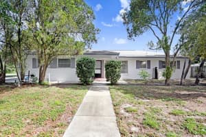 1600 Pinewood Dr, CLEARWATER