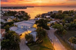 2 Sandpiper Rd, TAMPA