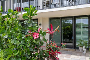 100 Oakmont Ln #105, BELLEAIR