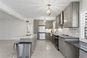 6931 GRANDE VISTA WAY, ST PETERSBURG, FL 33707 - MLS#MFRTB8493614