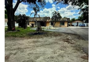 1212 S Taylor Rd, SEFFNER