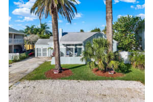 15656 1st St E, REDINGTON BEACH