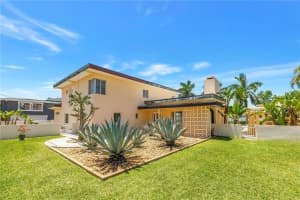 2781 BAYSIDE DRIVE, ST PETERSBURG, FL 33705 - MLS#MFRTB8508186