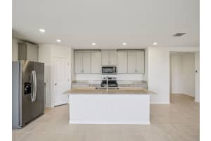 823 SUNSHOWER DRIVE, LADY LAKE, FL 32159 - MLS#MFRTB8510554