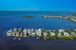 1667 Seabreeze Dr, Tarpon Springs, FL 34689, Sold 01/20/22