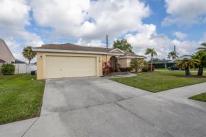 4135 Dover Dr E, Bradenton, FL 34203, Sold 01/22/22