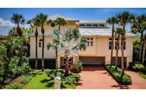 8 MANGROVE PT, ST PETE BEACH, FL 33706 Sold 07/13/22