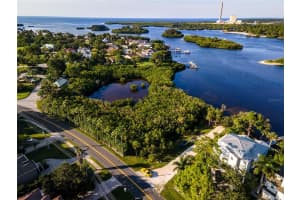 1529 Riverside Dr Tarpon Springs, FL 34688 Sold 04/24/23