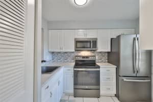 9136 OAKWOOD LANE, SEMINOLE, FL 33776 Sold 05/24/23