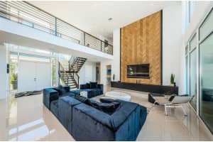 401 COFFEE POT RIVIERA NE, ST PETERSBURG, FL 33704 Sold 10/28/24