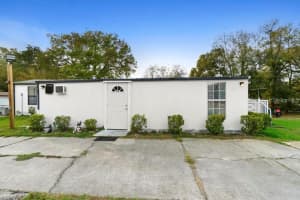 207 Robinhood Dr, DELAND