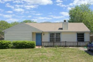 1421 E Palomar Dr, DELTONA