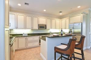 812 Virginia Gardens Dr, Boynton Beach, FL 33435, Sold 01/05/17