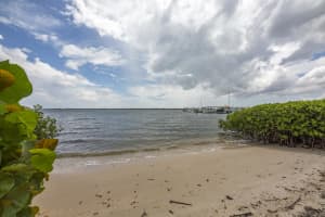 330 NE Edgewater Dr, Stuart, FL 34996, Sold 09/15/17
