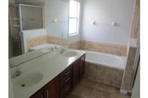 514 N Valencia Cir SW, Vero Beach, FL 32968, Sold 05/23/18
