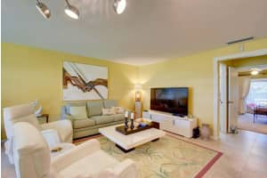 1024 S Oakridge Cir, Lantana, FL 33462, Sold 04/08/19