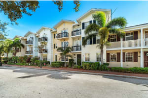 1055 W Heritage Club Cir, Delray Beach, FL 33483, Sold 04/12/21