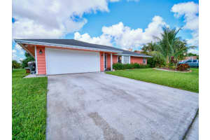 646 White Water Dr, West Palm Beach, FL 33413, Sold 11/01/21
