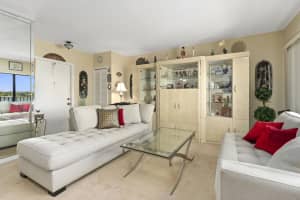 3218 S Lakeview Cir, Fort Pierce, FL 34949, Sold 10/15/21