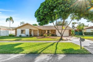 5457 Sandhurst Cir S, Lake Worth, FL 33463, Sold 02/01/22