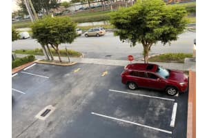 2735 W 52nd St APT 301, Hialeah, FL 33016, Sold 04/18/22