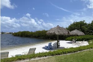 1000 Scotia Dr APT 402, Hypoluxo, FL 33462, Sold 07/01/22