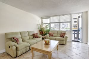 305 N Pompano Beach Blvd APT 209, Pompano Beach, FL 33062, Sold 09/08/22