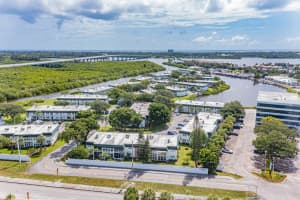 2800 Indian River Blvd APT R7, Vero Beach, FL 32960, Sold 08/22/22