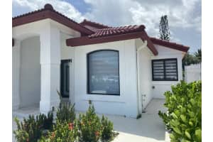 19906 NW 86th Court, Hialeah, FL 33015 Sold 09/22/22