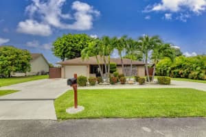 616  White Water Drive, West Palm Beach, FL 33413 Sold 11/03/22