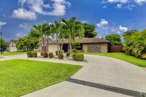 616  White Water Drive, West Palm Beach, FL 33413 Sold 11/03/22