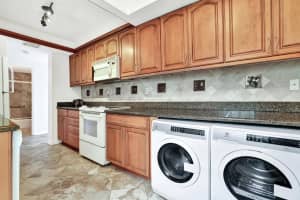 900 Greensward Ln, Delray Beach, FL 33445, Sold 10/18/22