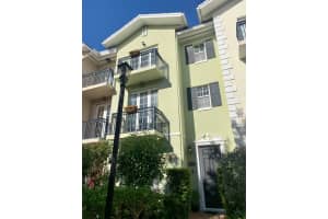 1050 E Heritage Club Cir, Delray Beach, FL 33483, Sold 11/30/22