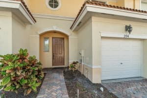 204 Seminole Palms Dr, Greenacres, FL 33463, Sold 12/08/22