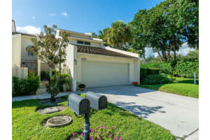 8020  Edgemere Lane, Palm Beach Gardens, FL 33410 Sold 01/17/23