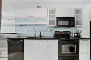 100 Lincoln Rd, Miami Beach, FL 33139, Sold 01/20/23