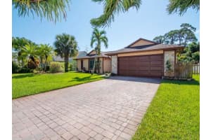 945  4th Lane, Vero Beach, FL 32962 Sold 11/29/22