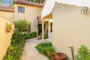 9  Via Lago, Boynton Beach, FL 33435 Sold 04/18/23