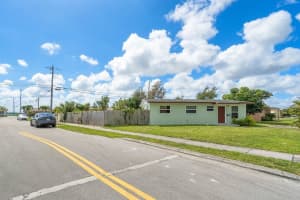 1400 7th Street West Palm Beach, FL 33401 Sold 04/21/23