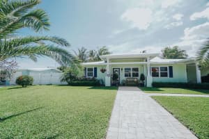 3366 Pebble Place Tequesta, FL 33469 Sold 05/08/23
