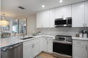 350 NE Edgewater Dr APT 402, Stuart, FL 34996, Sold 04/12/23